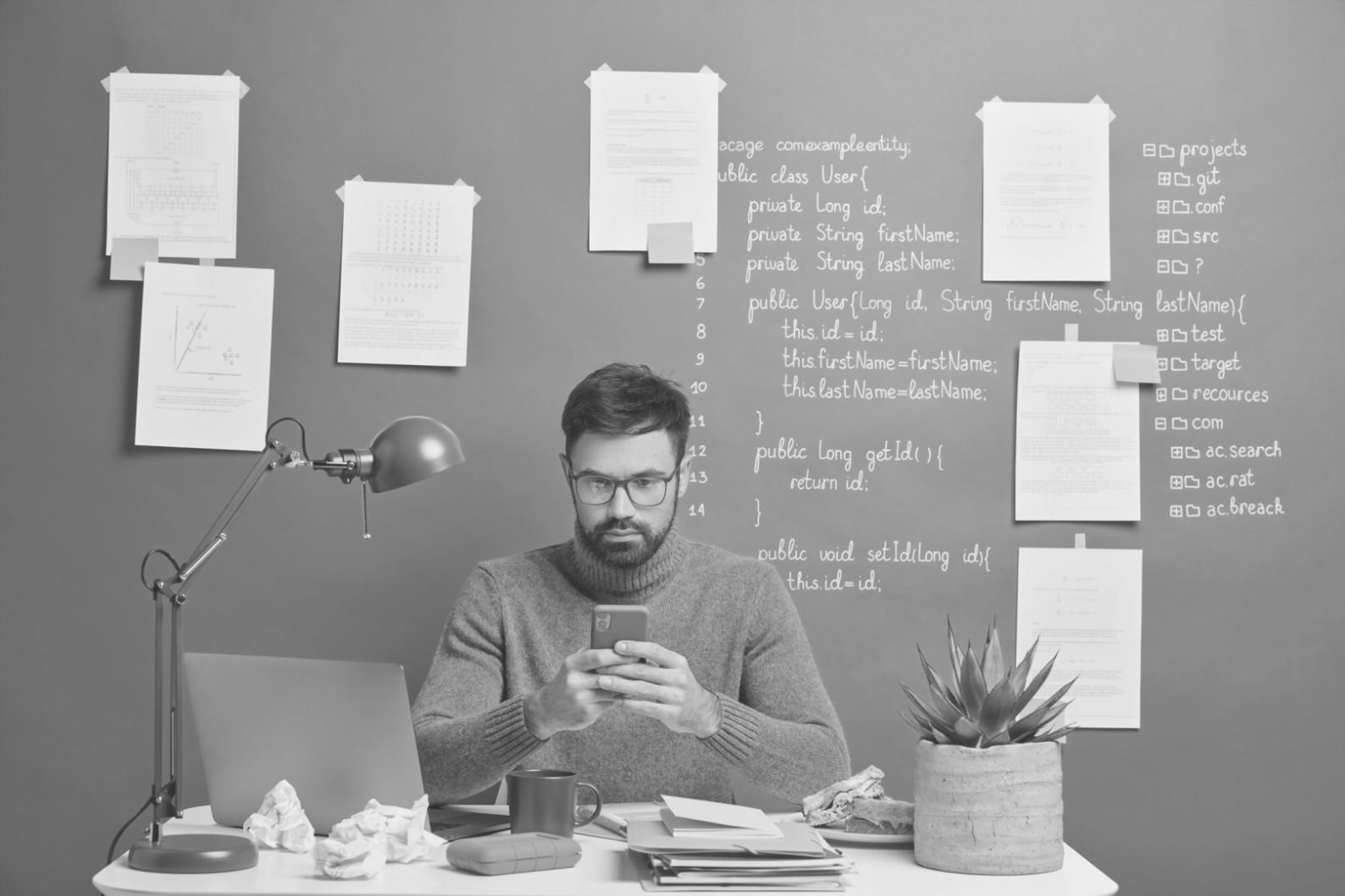 Professionisti che apprendono tecniche di automazione AI in ambiente formativo